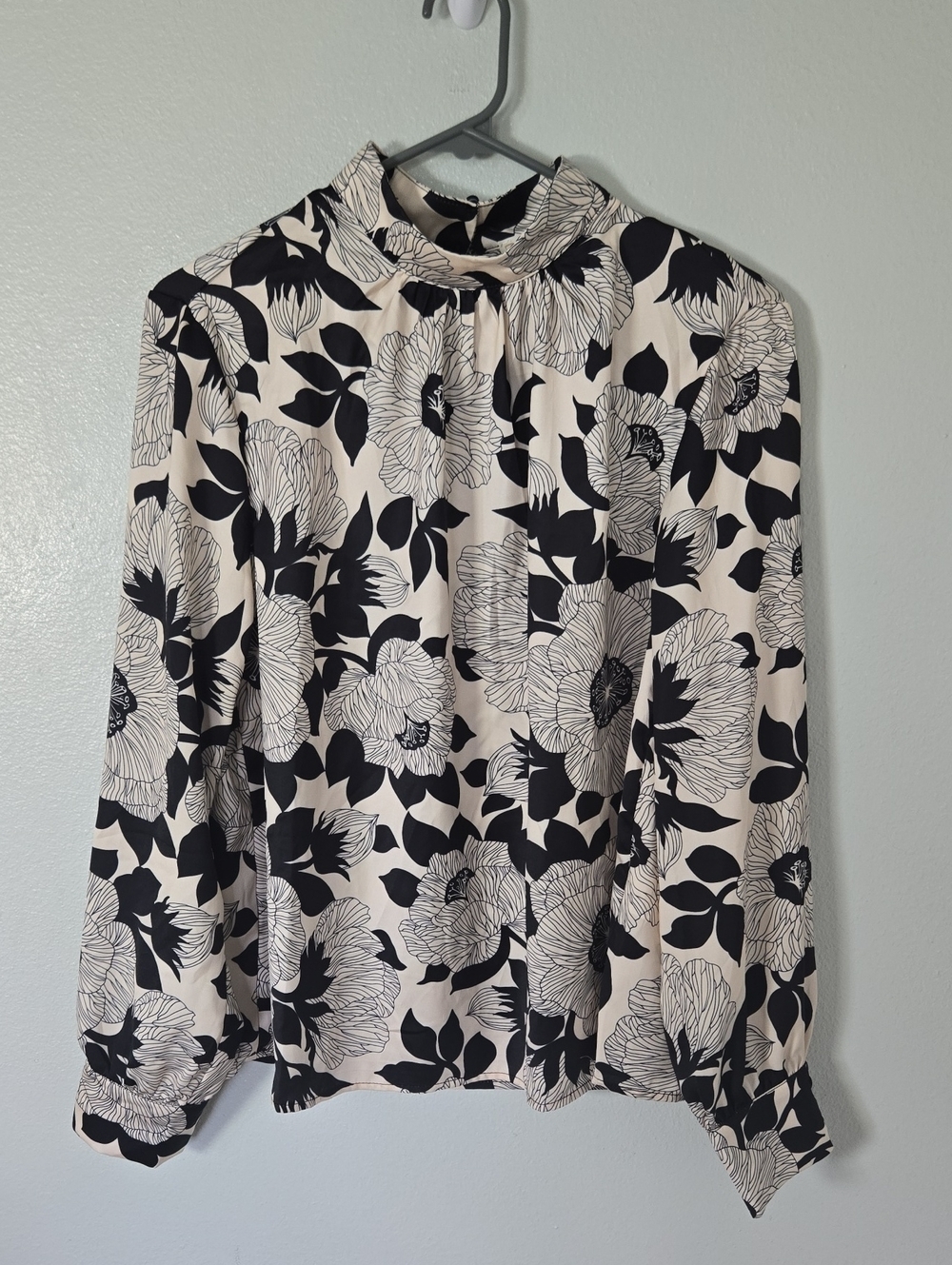 Flora Bea | NWT Black & Cream Floral High Neck Long Sleeve Silky Blouse Size Med